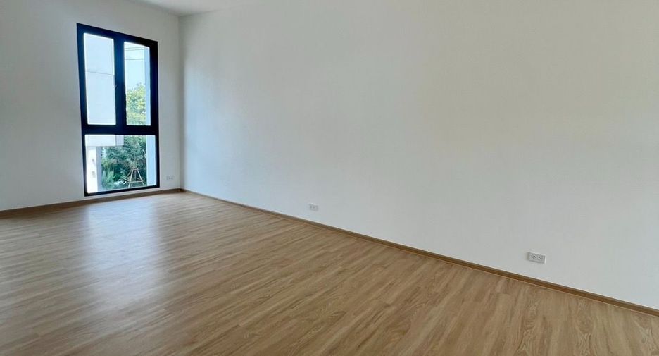 For sale 3 bedrooms townhouse in Bang Na, Bangkok