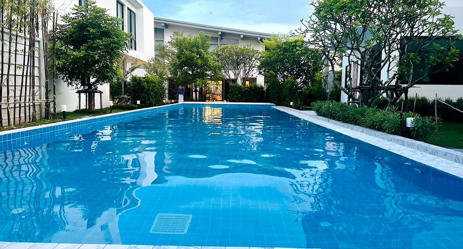 For rent 4 bedrooms house in Watthana, Bangkok