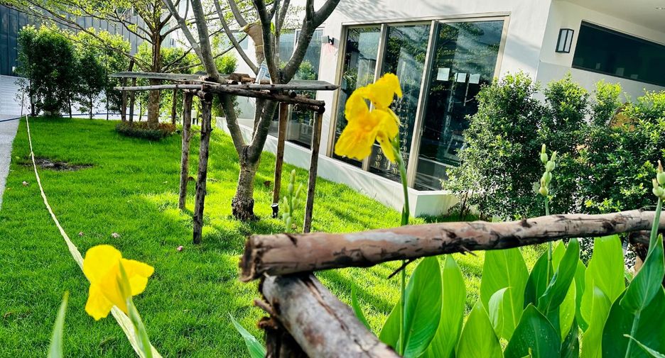 For rent 4 bedrooms house in Watthana, Bangkok