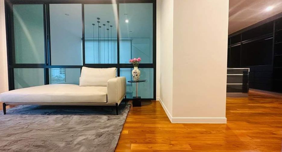 For rent 4 bedrooms house in Watthana, Bangkok