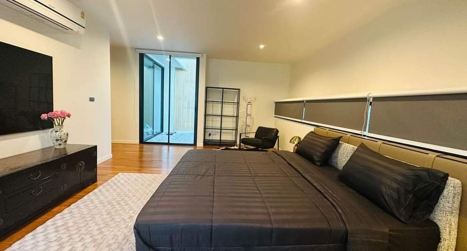 For rent 4 bedrooms house in Watthana, Bangkok