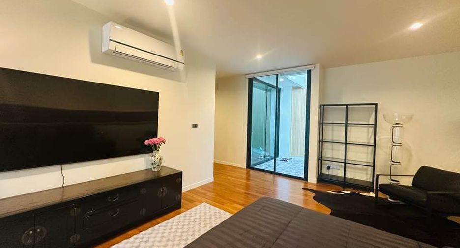 For rent 4 bedrooms house in Watthana, Bangkok