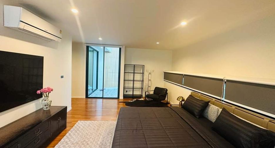 For rent 4 bedrooms house in Watthana, Bangkok