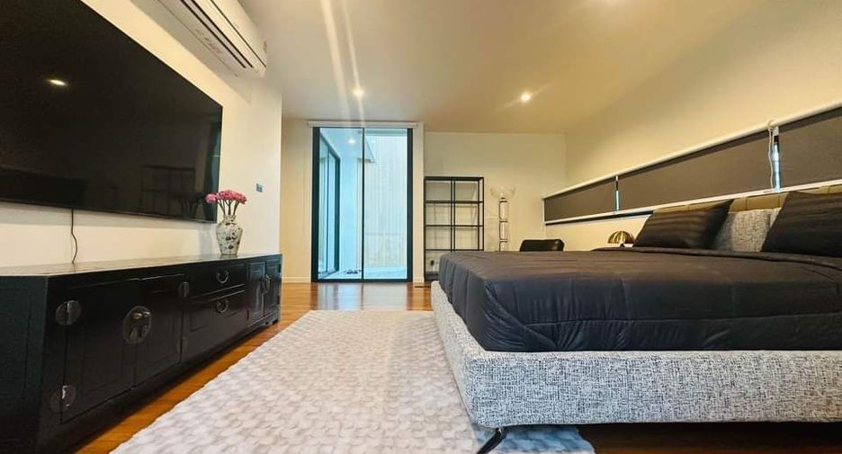 For rent 4 bedrooms house in Watthana, Bangkok