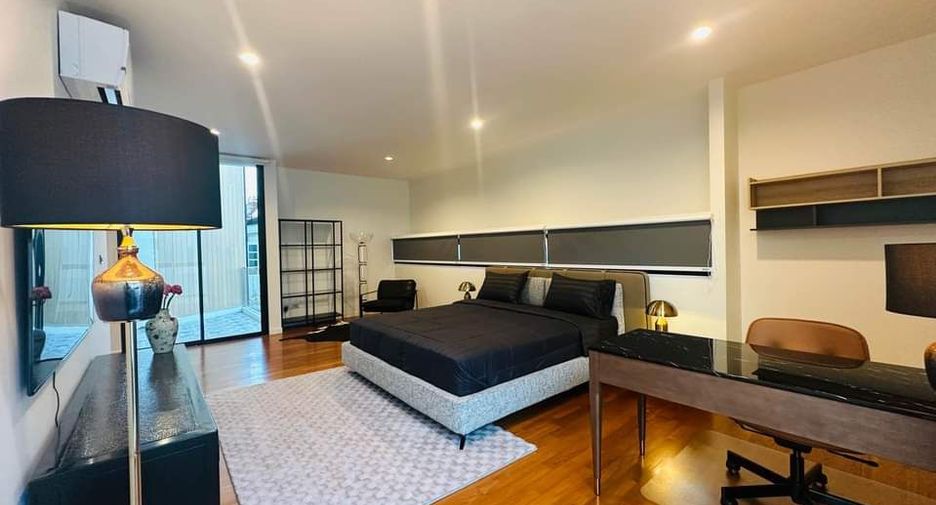 For rent 4 bedrooms house in Watthana, Bangkok