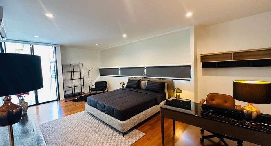 For rent 4 bedrooms house in Watthana, Bangkok