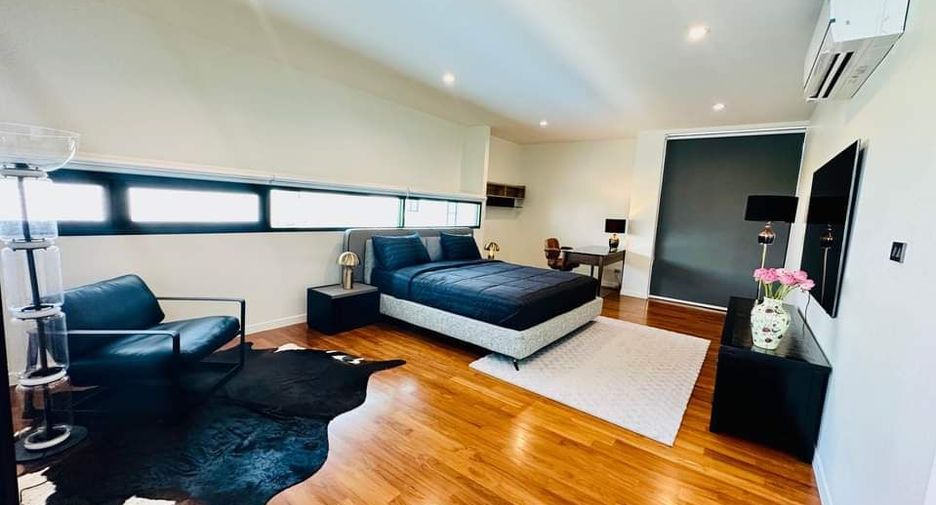 For rent 4 bedrooms house in Watthana, Bangkok
