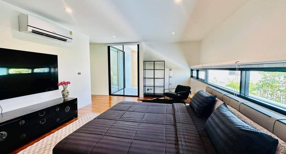 For rent 4 bedrooms house in Watthana, Bangkok