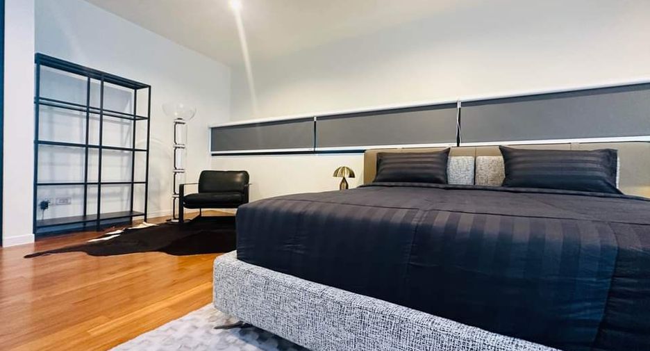 For rent 4 bedrooms house in Watthana, Bangkok