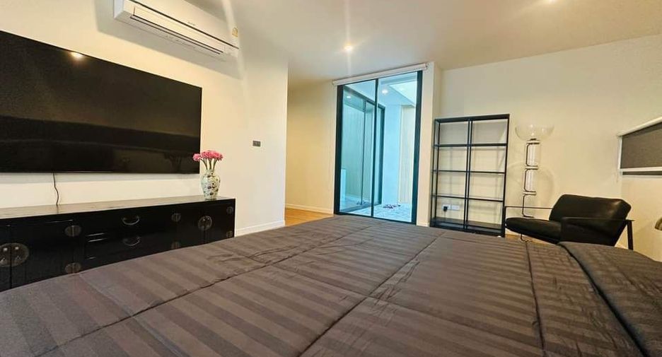 For rent 4 bedrooms house in Watthana, Bangkok