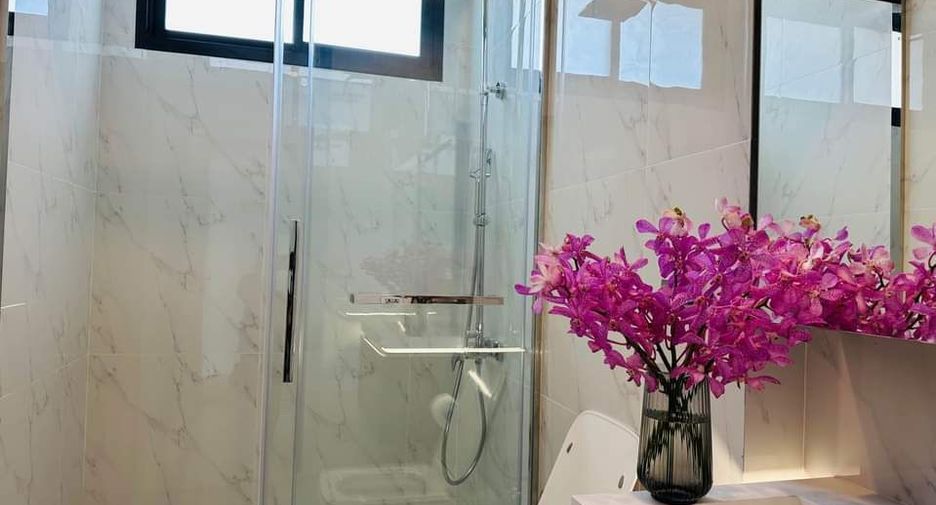 For rent 4 bedrooms house in Watthana, Bangkok
