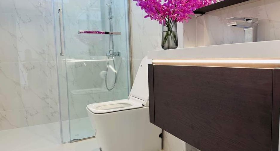 For rent 4 bedrooms house in Watthana, Bangkok