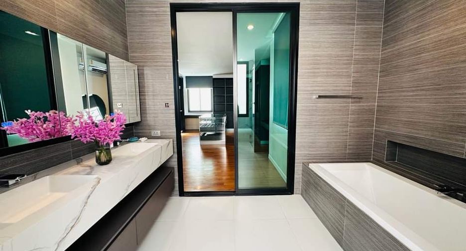 For rent 4 bedrooms house in Watthana, Bangkok