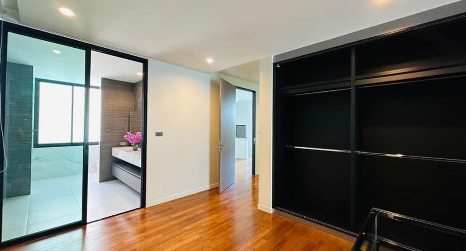For rent 4 bedrooms house in Watthana, Bangkok