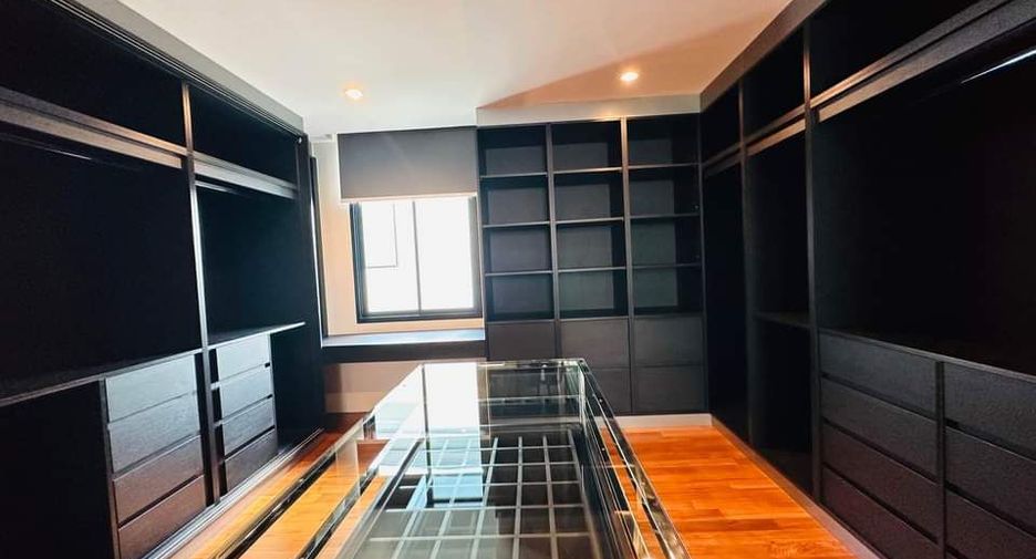 For rent 4 bedrooms house in Watthana, Bangkok