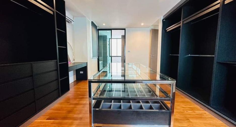 For rent 4 bedrooms house in Watthana, Bangkok