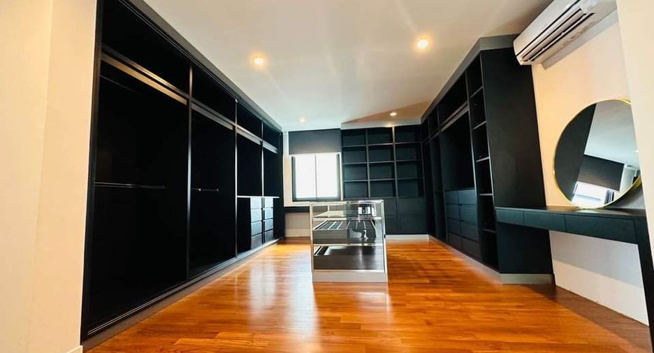 For rent 4 bedrooms house in Watthana, Bangkok