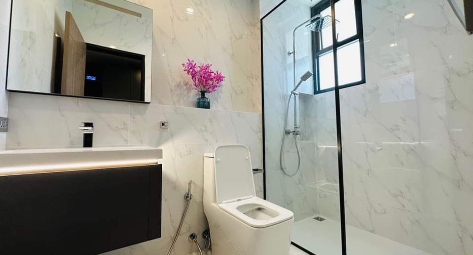 For rent 4 bedrooms house in Watthana, Bangkok