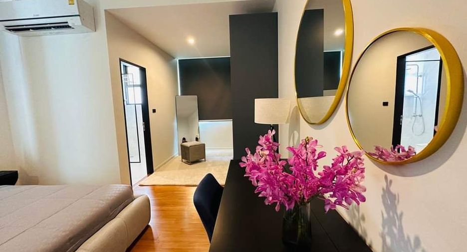 For rent 4 bedrooms house in Watthana, Bangkok