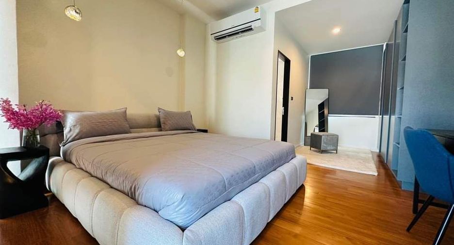 For rent 4 bedrooms house in Watthana, Bangkok
