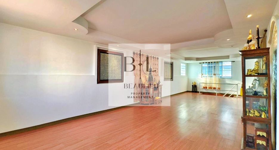For sale 3 bedrooms townhouse in Bang Lamung, Chonburi