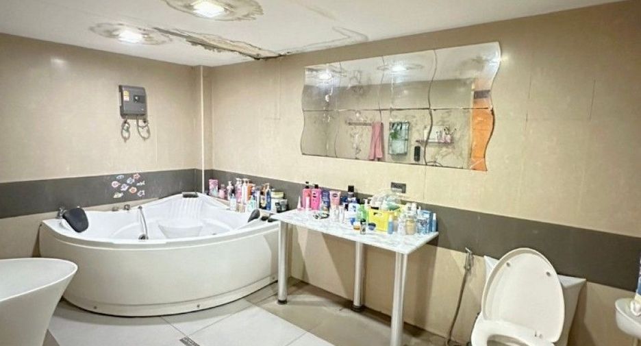 For sale 4 bedrooms retail Space in Rat Burana, Bangkok