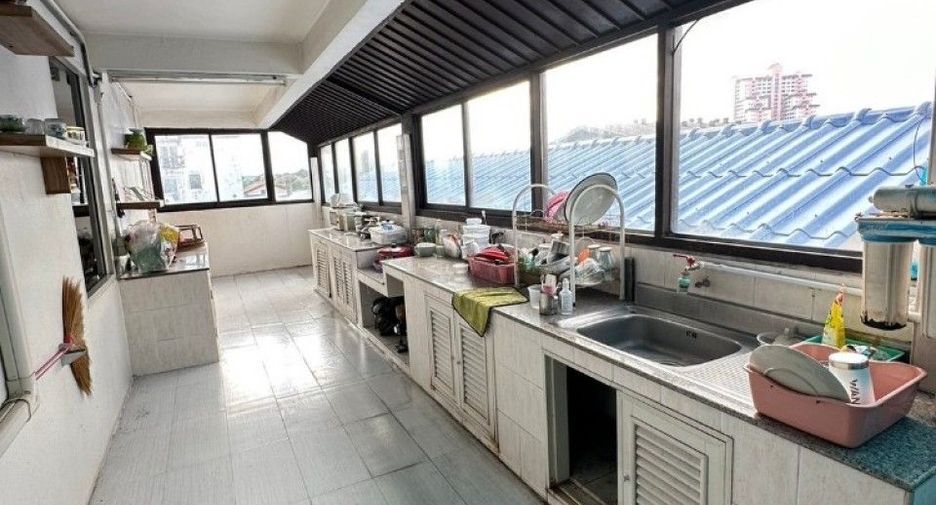 For sale 4 bedrooms retail Space in Rat Burana, Bangkok