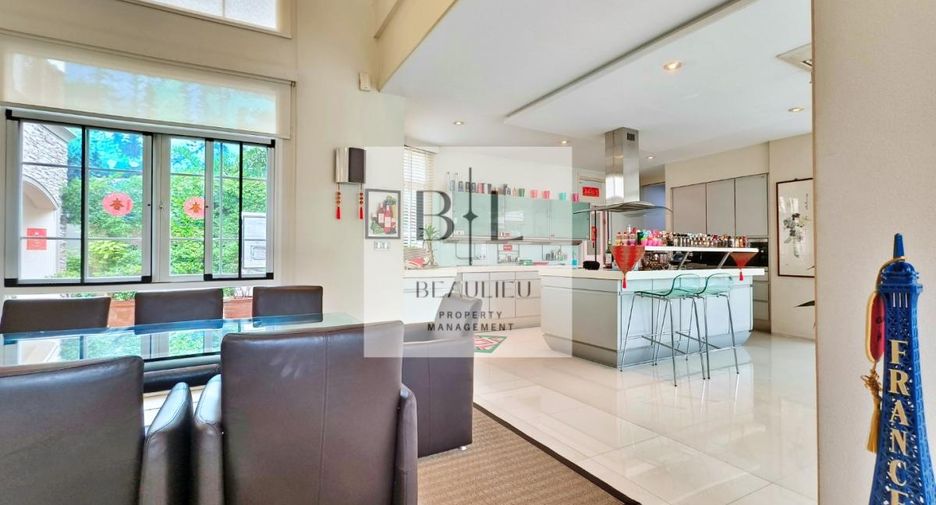 For sale 4 bedrooms house in Bang Kapi, Bangkok