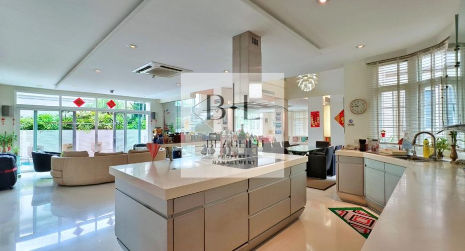 For sale 4 bedrooms house in Bang Kapi, Bangkok