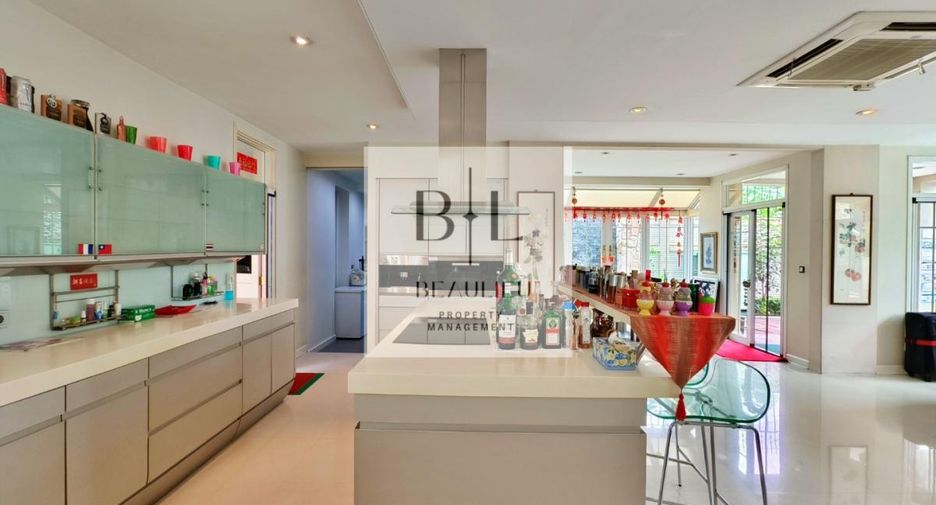 For sale 4 bedrooms house in Bang Kapi, Bangkok