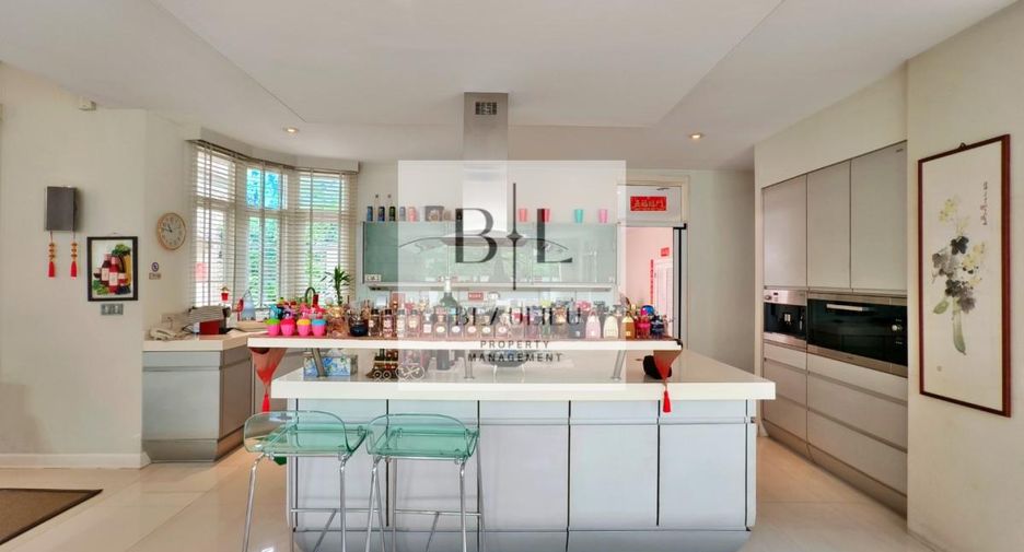 For sale 4 bedrooms house in Bang Kapi, Bangkok