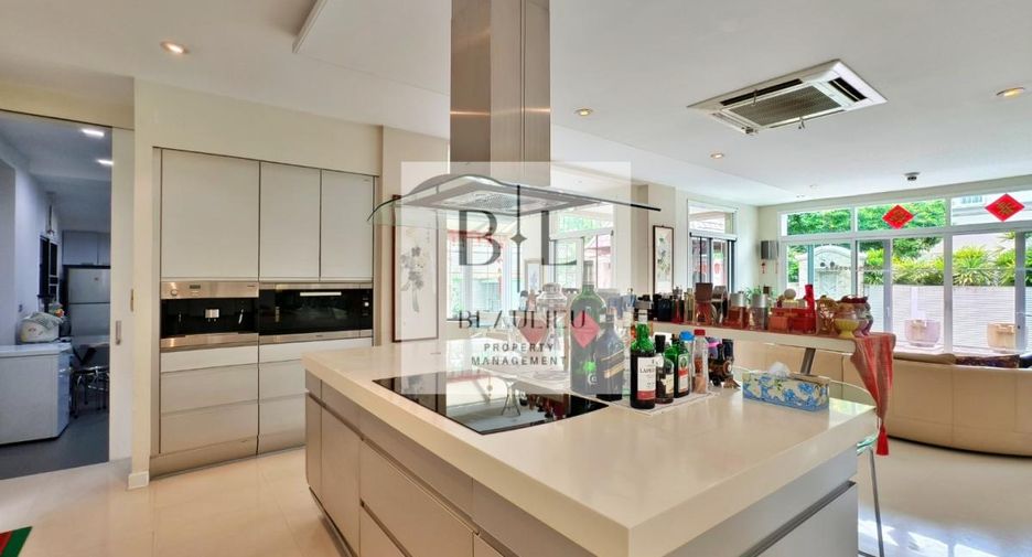 For sale 4 bedrooms house in Bang Kapi, Bangkok
