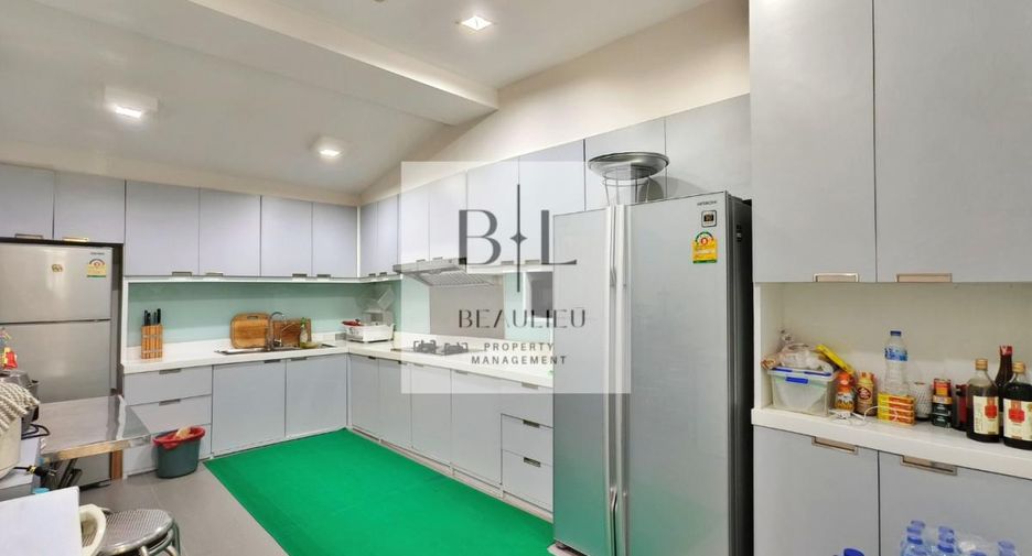 For sale 4 bedrooms house in Bang Kapi, Bangkok