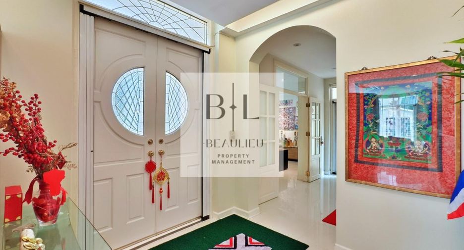 For sale 4 bedrooms house in Bang Kapi, Bangkok