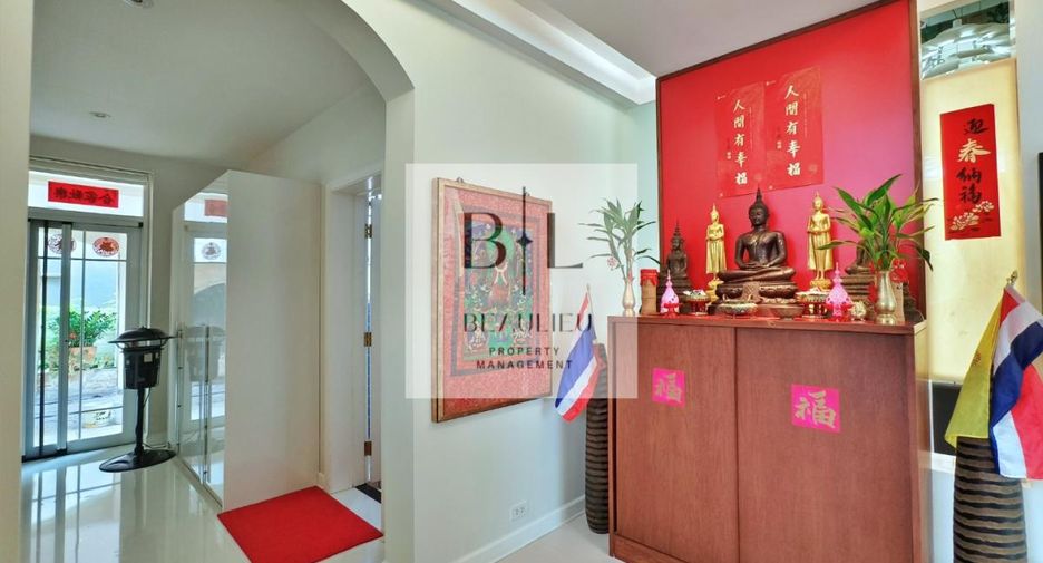 For sale 4 bedrooms house in Bang Kapi, Bangkok