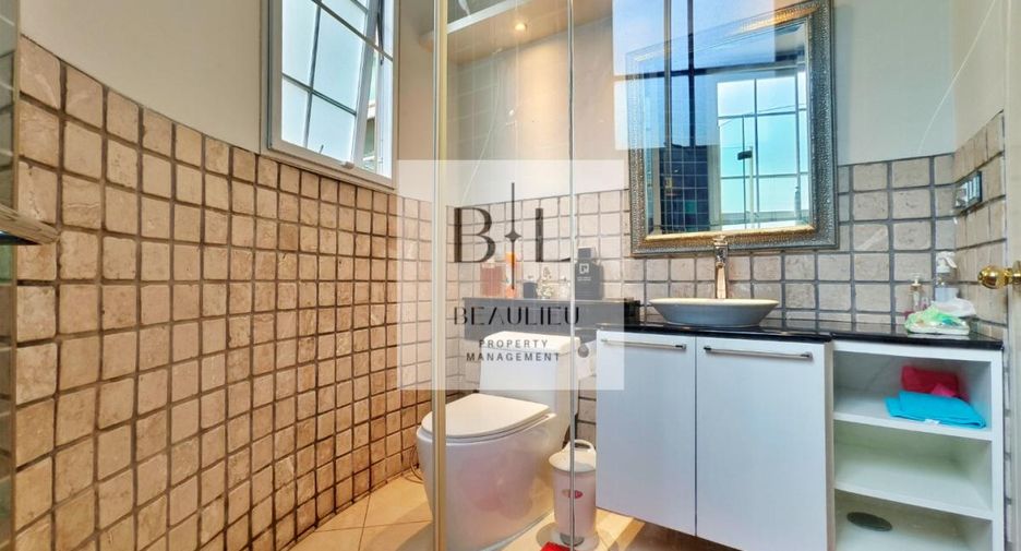 For sale 4 bedrooms house in Bang Kapi, Bangkok