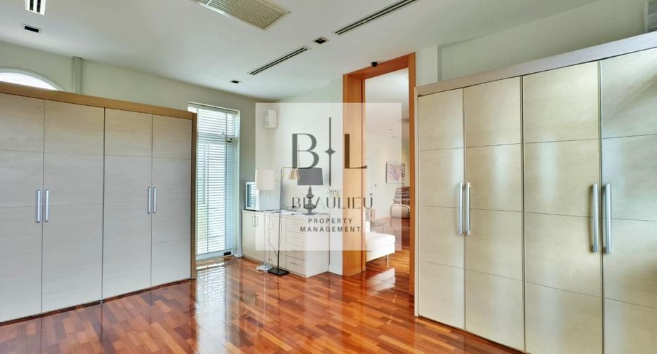 For sale 4 bedrooms house in Bang Kapi, Bangkok