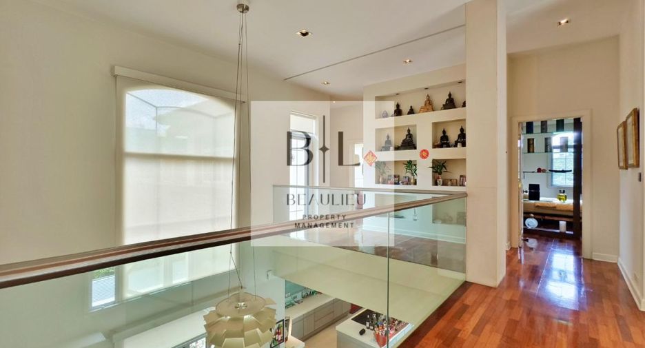 For sale 4 bedrooms house in Bang Kapi, Bangkok