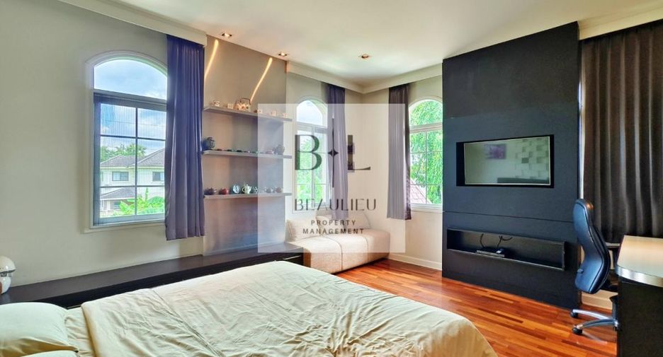 For sale 4 bedrooms house in Bang Kapi, Bangkok