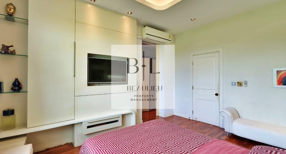 For sale 4 bedrooms house in Bang Kapi, Bangkok