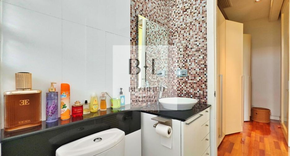 For sale 4 bedrooms house in Bang Kapi, Bangkok