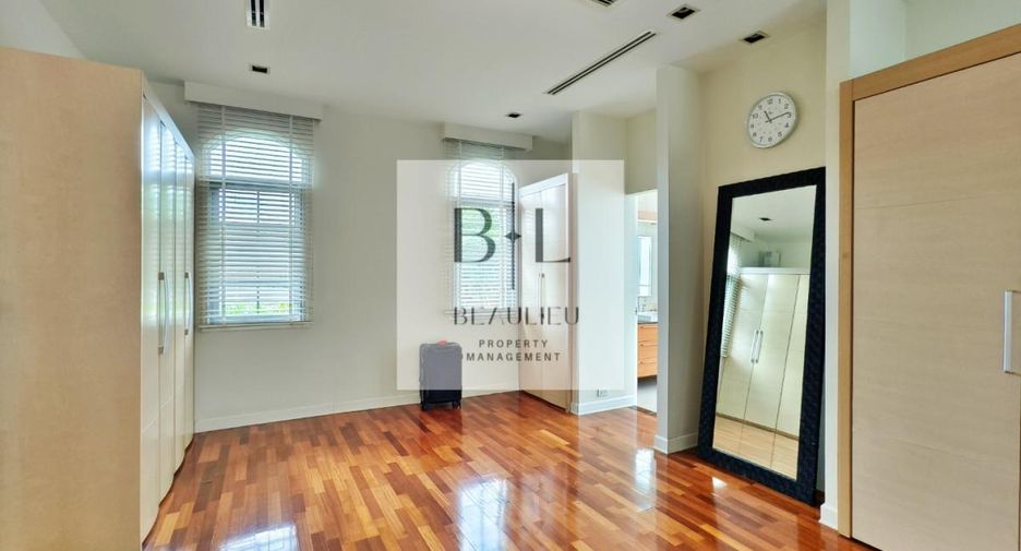 For sale 4 bedrooms house in Bang Kapi, Bangkok