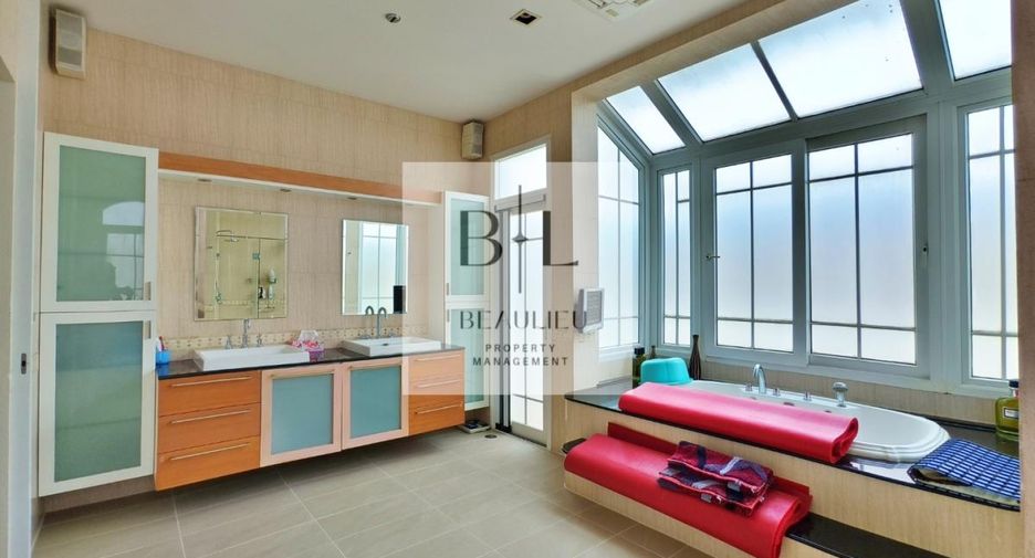 For sale 4 bedrooms house in Bang Kapi, Bangkok