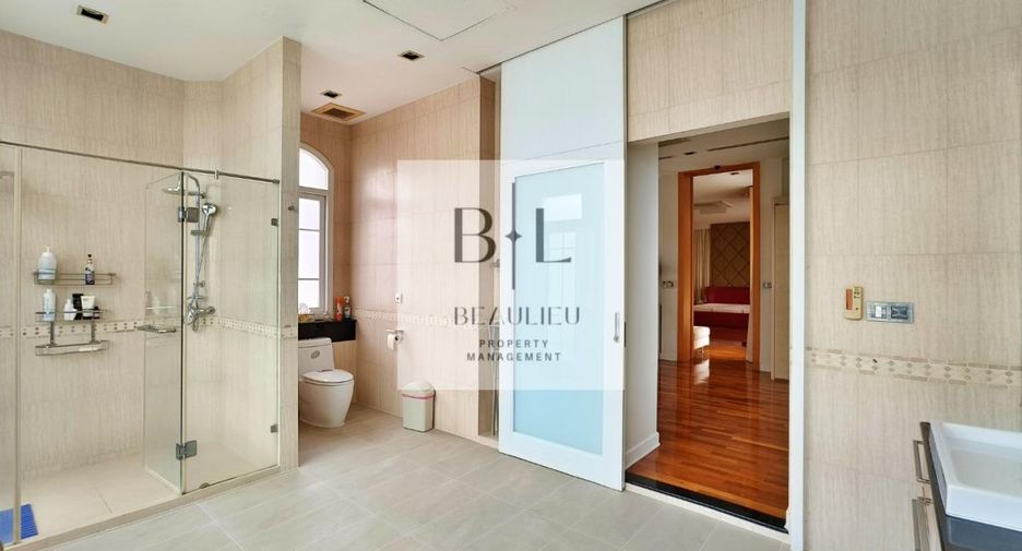 For sale 4 bedrooms house in Bang Kapi, Bangkok