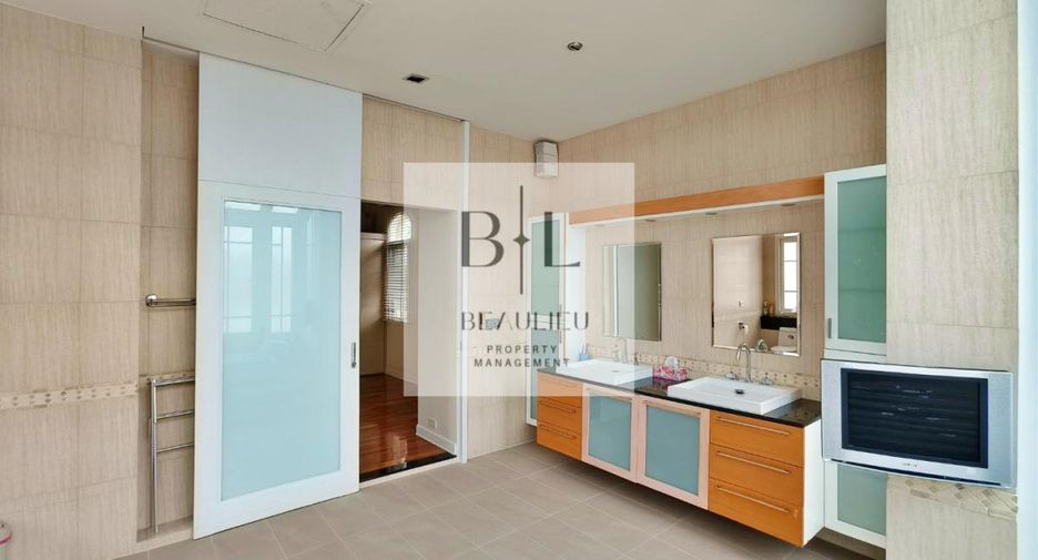 For sale 4 bedrooms house in Bang Kapi, Bangkok