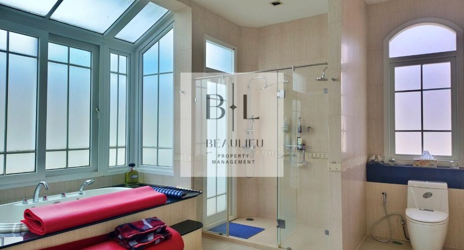 For sale 4 bedrooms house in Bang Kapi, Bangkok