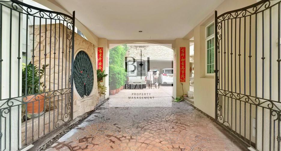 For sale 4 bedrooms house in Bang Kapi, Bangkok