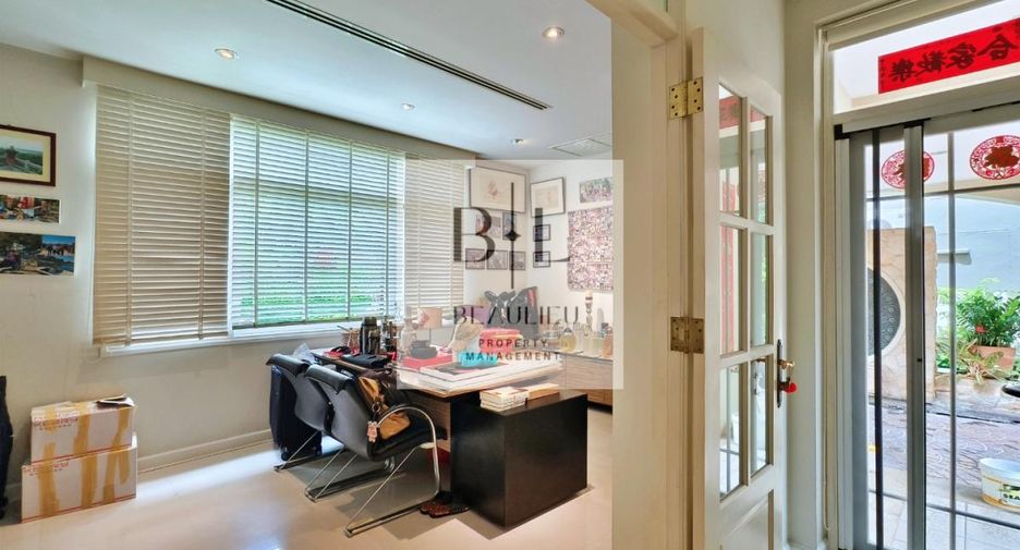 For sale 4 bedrooms house in Bang Kapi, Bangkok