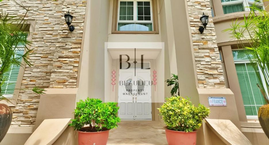 For sale 4 bedrooms house in Bang Kapi, Bangkok