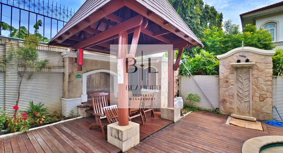 For sale 4 bedrooms house in Bang Kapi, Bangkok